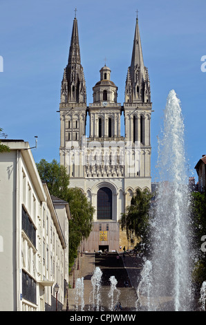 Façade de la cathédrale Saint Maurice d'Angers avec des jets d'eau au premier plan. Banque D'Images