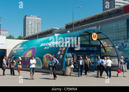 Les gens de quitter le métro de Varsovie entrée avec la conception de l'Euro 2012, la Pologne. Banque D'Images