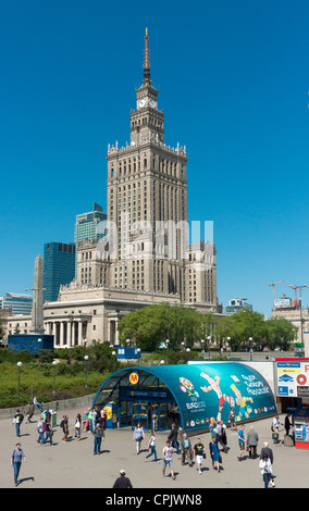 Les gens de quitter le métro de Varsovie entrée avec la conception de l'Euro 2012, la Pologne. Banque D'Images