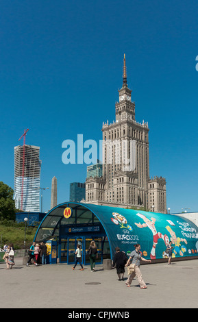 Les gens de quitter le métro de Varsovie entrée avec la conception de l'Euro 2012, la Pologne. Banque D'Images