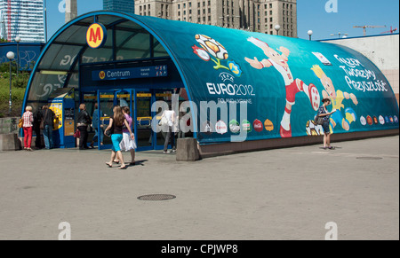 Les gens de quitter le métro de Varsovie entrée avec la conception de l'Euro 2012, la Pologne. Banque D'Images