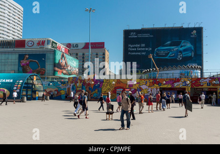 Les gens de quitter le métro de Varsovie entrée avec la conception de l'Euro 2012, la Pologne. Banque D'Images