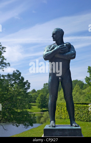 Le père et le bébé, par Gustav Vigeland, sculptures en bronze dans le Parc des sculptures de Vigeland, Frognerparken, Oslo, Norvège, Europe Banque D'Images