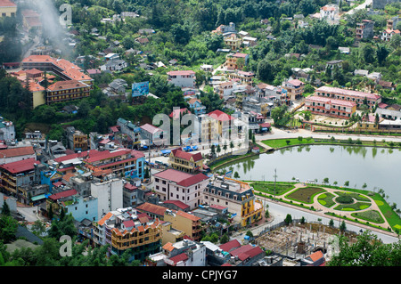 Vue aérienne de grappes de bâtiments niché dans la verte vallée de Sapa, Vietnam Banque D'Images