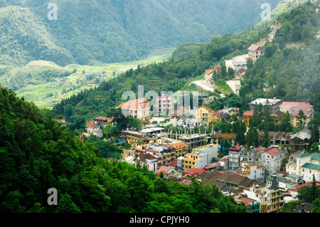 Vue aérienne de grappes de bâtiments niché dans la verte vallée de Sapa, Vietnam Banque D'Images