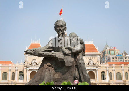 Statue de Ho Chi Minh tenant un enfant, à l'extérieur du bâtiment, le Comité populaire de Ho Chi Minh Ville (Saigon), Vietnam, Banque D'Images