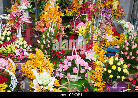 Bouquets de fleurs colorées pour la vente à l'extérieur du marché Ben Thanh, Ho Chi Minh Ville (Saigon), Vietnam, Banque D'Images