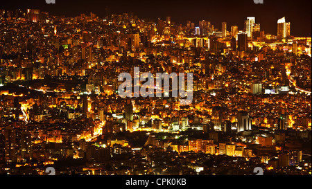 Arrière-plan de la ville de nuit, beau paysage urbain, Beyrouth avec l'éclairage de rue, de hauts bâtiments et gratte-ciel, vue panoramique ville sombre Banque D'Images