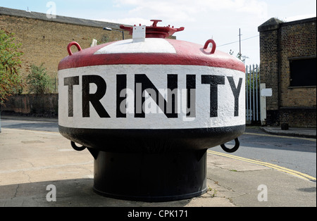 Dans withTrinity Bouy Bouy rue Quai écrit sur le côté, Orchard Place, Pinsular Leamouth Blackwall East Hamlet Tour peuplier Banque D'Images