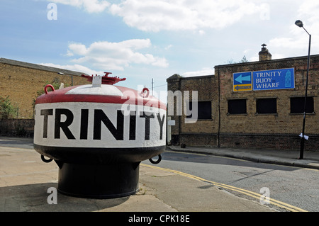 Bouée dans withTrinity rue écrit sur le côté avec inscription au quai en face de Trinity Bouy Orchard Place Leamouth Peninsula peuplier Banque D'Images