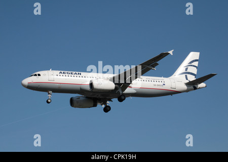 L'Aegean Airlines Airbus A320-232 (SX-DVS) sur le point d'atterrir à l'aéroport de Heathrow, Londres, Royaume-Uni. Feb 2012 Banque D'Images