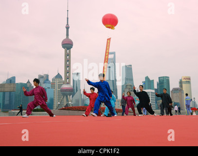 Personnes jouant Taichi le matin sur le Bund, Pudong skyline en arrière-plan, Shanghai, Chine Banque D'Images