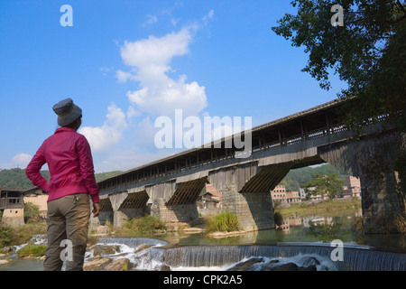 Wanan touristique avec pont, pont couvert en bois traditionnel (Chine) le plus long pont tel, Pingnan, Fujian, Chine Banque D'Images