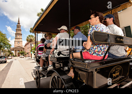 Une calèche emmène les touristes jusqu'à la rue de l'Église historique de l'église St Philips à Charleston, Caroline du Sud. Banque D'Images