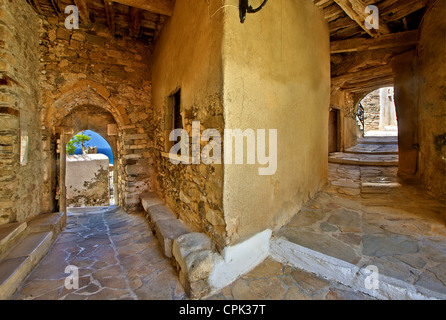 "Magnifique" ou "tiasto teasto' (galerie voûtée) près de l'une des portes du château de Sanoudos, Chora de Naxos, Grèce Banque D'Images