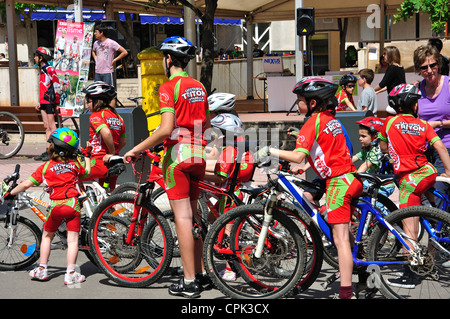 Les enfants de l'école de cyclisme de la concurrence, la Plaça d'Espanya, Ferreries, Minorque, Iles Baléares, Espagne Banque D'Images