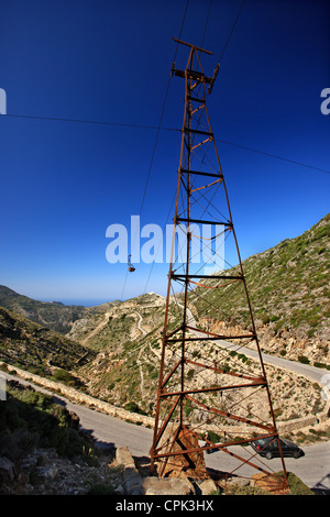 Les téléphériques du vieux emery mines restent encore pendant des décennies, près de Koronos village, l'île de Naxos, Cyclades, Grèce Banque D'Images