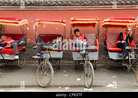 Les conducteurs de pousse-pousse en attente pour les clients près de la tour de la cloche à Beijing Chine Banque D'Images