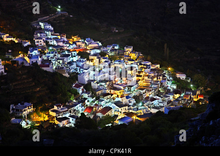 Vue de la nuit de Koronos village, l'un des plus beaux villages de montagne de l'île de Naxos, Cyclades, en Grèce. Banque D'Images