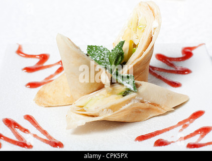 Crêpes aux bananes et pommes. Un dessert succulent. Banque D'Images