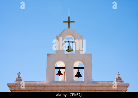 Trois cloches de l'église adjacente à la mission de San Xavier à Tucson, Arizona Banque D'Images