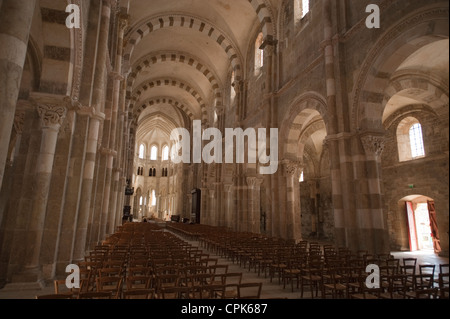 Intérieur de la basilique romane Sainte Marie Madeleine à Vézelay en Bourgogne, France Banque D'Images