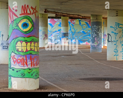 Graffiti sur le béton d'un passage souterrain du centre-ville, dans le centre de Bristol UK Banque D'Images