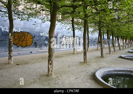 Des scènes de centre-ville de Bruxelles, les gens qui passent par un mur de graffiti Banque D'Images