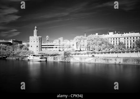 Image infrarouge de l'Golden Tower (12e siècle bâtiment maure) par le Guadalquivir, Séville, Espagne. Banque D'Images