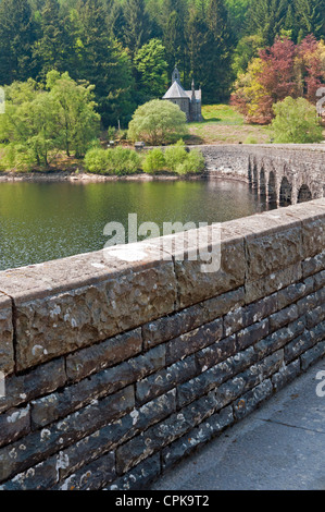 Garreg Ddu barrage dans la vallée de l'Elan, Powys, Pays de Galles, montrant l'Église Nantgwyllt Banque D'Images