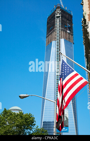 La tour de la liberté presque fini à New York, Manhattan. En construction à Ground Zero drapeau américain rideaux à l'avant Banque D'Images
