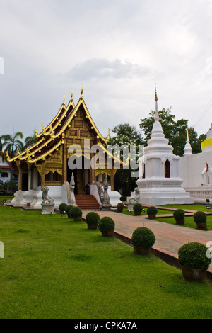 Temple et Chedi dans Wat Phra Sing, Chiang Mai, Thaïlande Banque D'Images