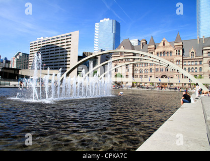 Une vue de Nathan Phillips Square de Toronto au cours d'une belle journée de printemps Banque D'Images