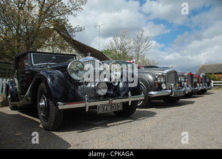 Une file de voitures Rolls Royce classique dans le village de Lavendon, Bedfordshire, Banque D'Images