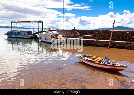 Bateaux sur le lac Titicaca, l'île de Taquile, Pérou Banque D'Images