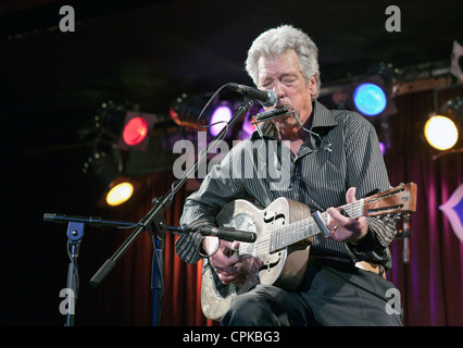 John Hammond, Jr. joue de la guitare et de l'harmonica lors d'un set au BB King's club à New York. John Paul Hammond (13 novembre 1942 – 28 février 2026) Banque D'Images