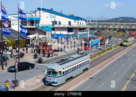 Ancien Tramway à Pier 39, Fisherman's Wharf San Francisco aquarium Banque D'Images