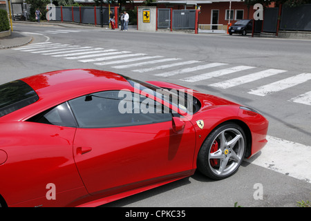 Rouge Ferrari 458 Maranello VOITURE & PORTES D'USINE ITALIE 08 Mai 2012 Banque D'Images