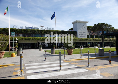 L'AÉROPORT INTERNATIONAL GALILEI PISA TOSCANE ITALIE 11 Mai 2012 Banque D'Images