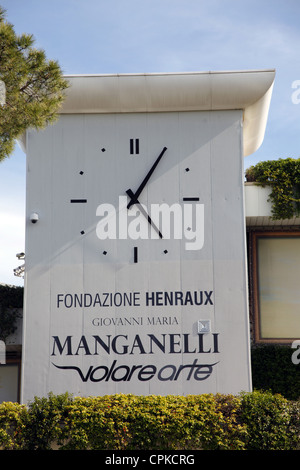 Grande horloge à l'aéroport international de Pise GALILEI TOSCANE ITALIE 11 Mai 2012 Banque D'Images