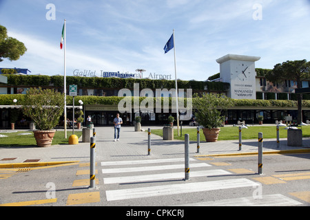 L'AÉROPORT INTERNATIONAL GALILEI PISA TOSCANE ITALIE 11 Mai 2012 Banque D'Images