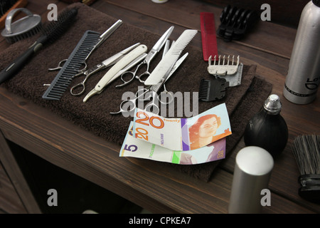 Brixton Pound notes dans une boutique de coiffeur. B£ est une monnaie locale la promotion shopping sur place. Il longe la Livre Sterling Banque D'Images
