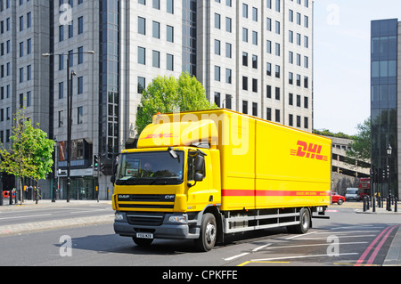 Jaune DHL Deutsche Post camion de livraison chauffeur de camion conduisant le long de la rue à Tower Hill dans Tower Hamlets Borough East London Angleterre Royaume-Uni Banque D'Images