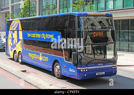 Megabus faible coût inter city coach de quitter Londres pour Cardiff Banque D'Images