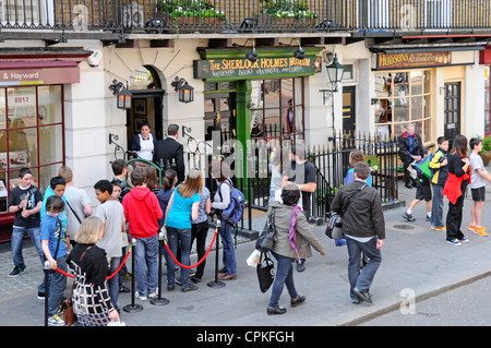 Vue de dessus à la Sherlock Holmes Museum le groupe d'enfants en attente sur la chaussée derrière la barrière de corde 221B Baker Street Londres Banque D'Images