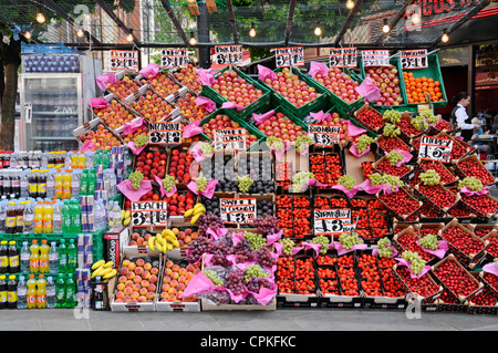 Blocage de la chaussée colorée affichant les fruits et boissons froides sur une chaude journée d'été Oxford Street West End London England UK Banque D'Images