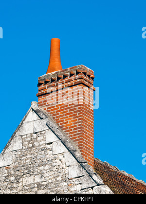 Ancienne cheminée en brique et en pierre et des toits - France. Banque D'Images