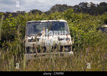 Vieux camion rouiller loin dans la campagne, à gauche pour la ferraille Banque D'Images