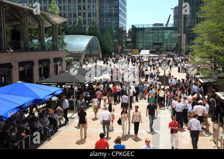 Déjeuner à Canary Wharf dans le soleil d'été. Banque D'Images