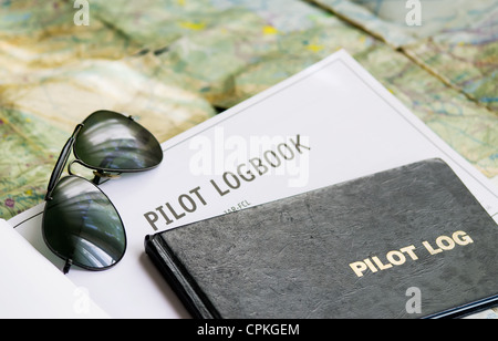 Lunettes de pilote et un carnet sur une carte Banque D'Images